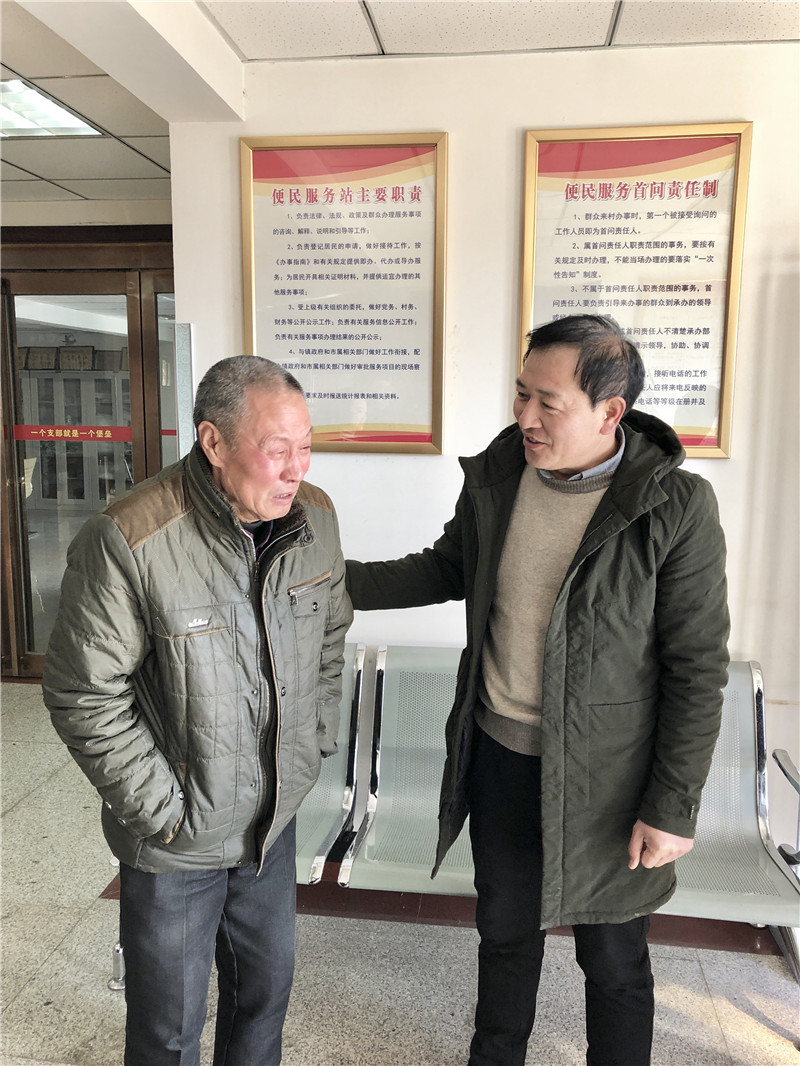 鄭州科威耐材春節(jié)前慰問困難群眾(領(lǐng)導(dǎo)鼓勵要對未來充滿信心)